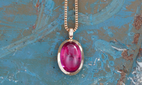 Anhänger Rotgold mit Rubellith Cabochon